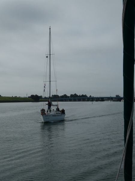 seturning sloop ...