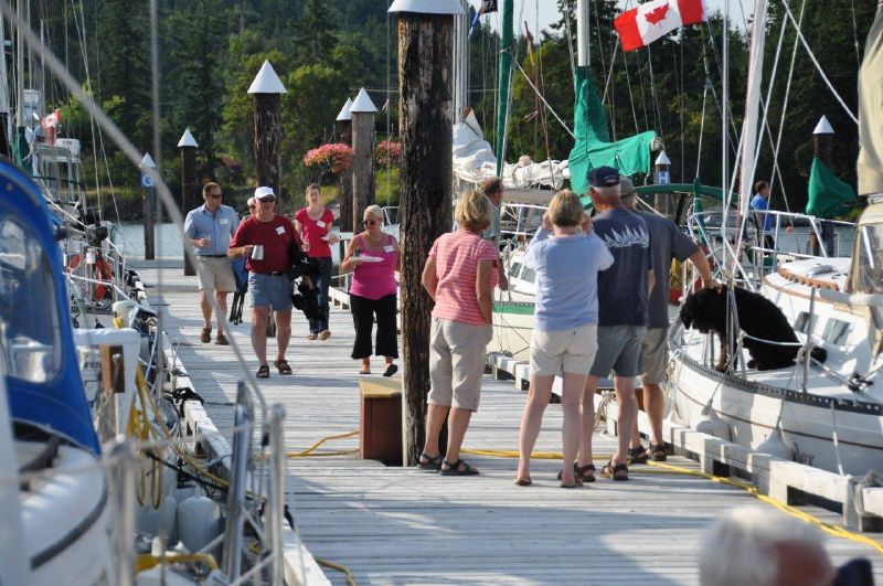 07 The Friday evening Dock Party begins!