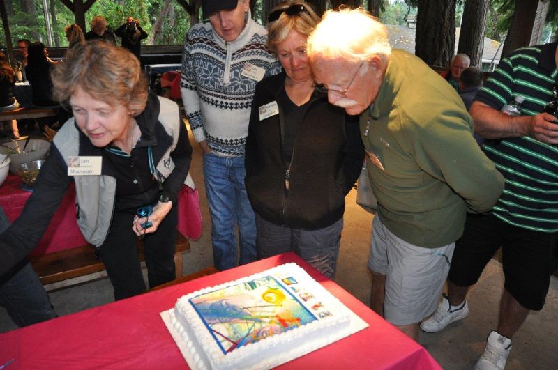 052 The traditional cake makes the table